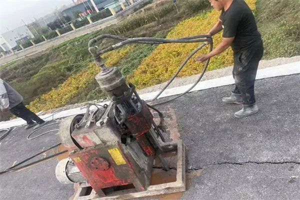 四更镇马路面下沉注浆加固